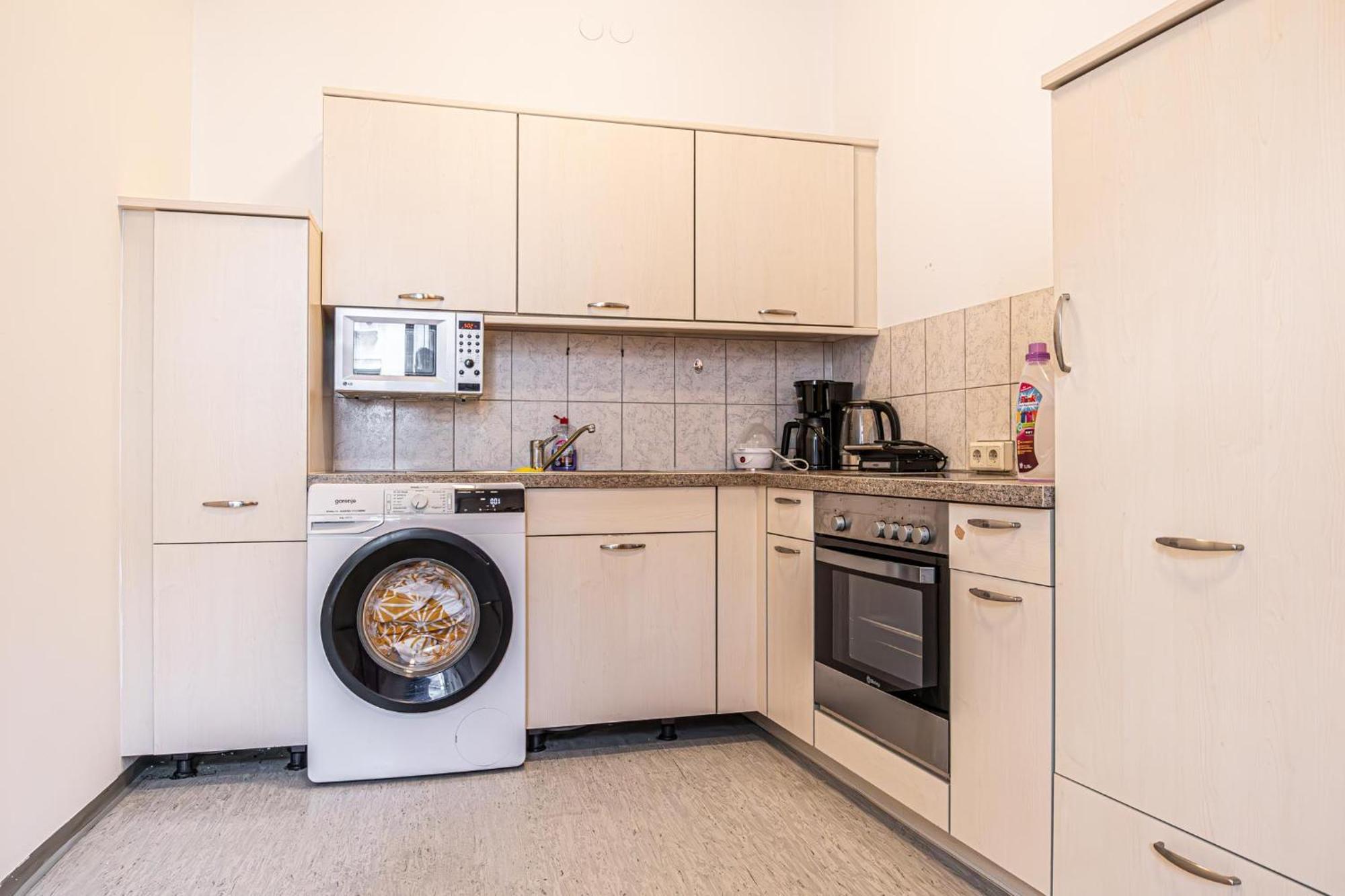 Near Schoenbrunn - Economy Rooms In Shared Apartment At Meidling Train Station Viena Exterior foto