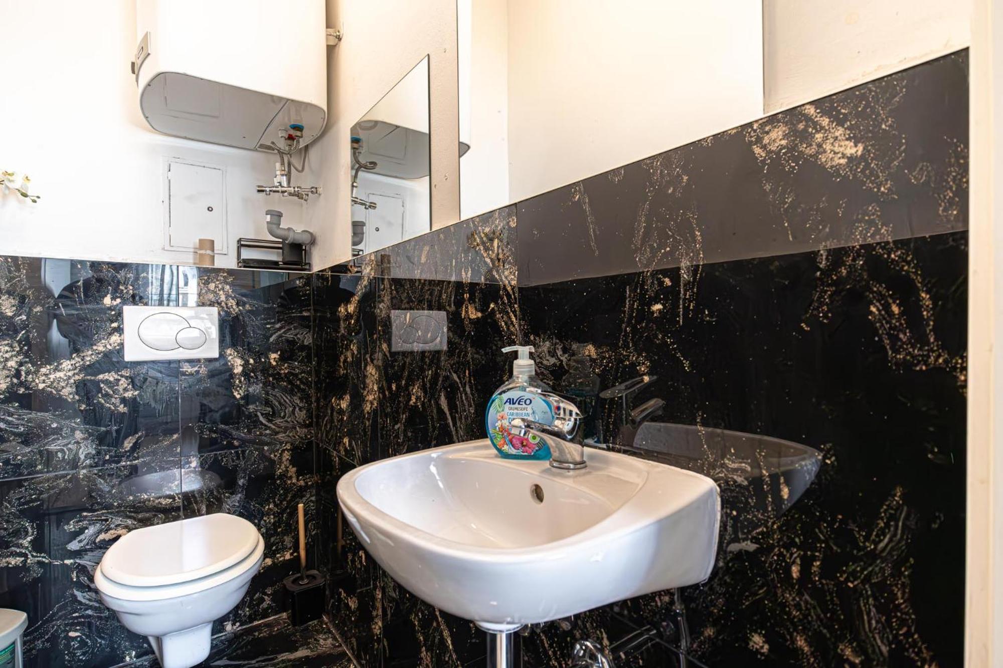 Near Schoenbrunn - Economy Rooms In Shared Apartment At Meidling Train Station Viena Exterior foto